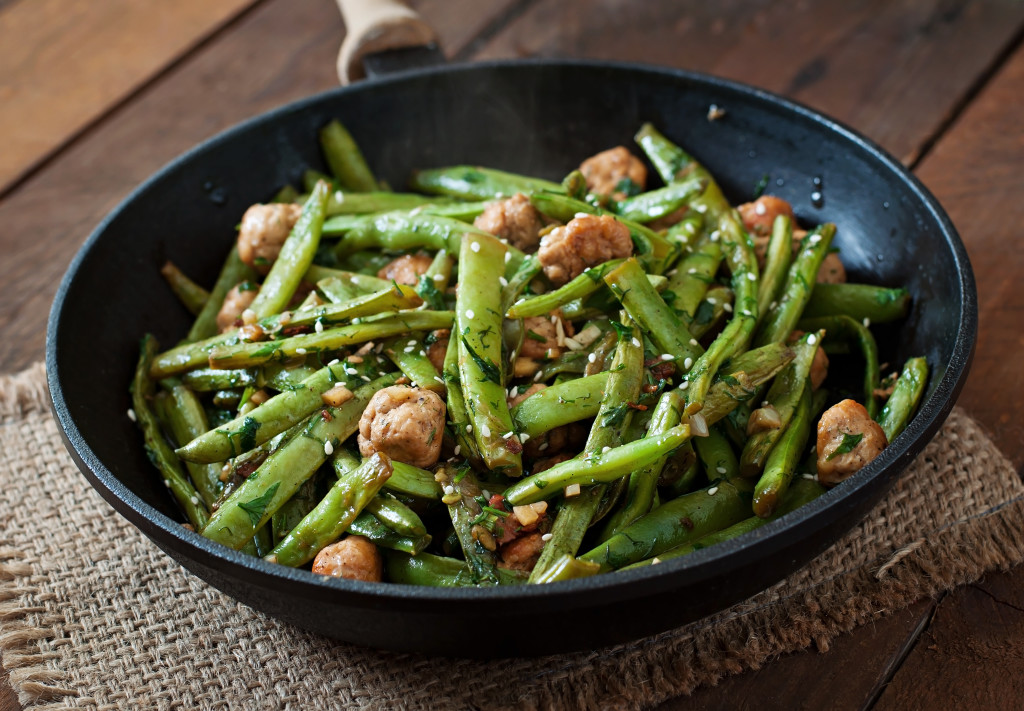 green-beans-fried-with-chicken-meatballs-and-P5KTKP3